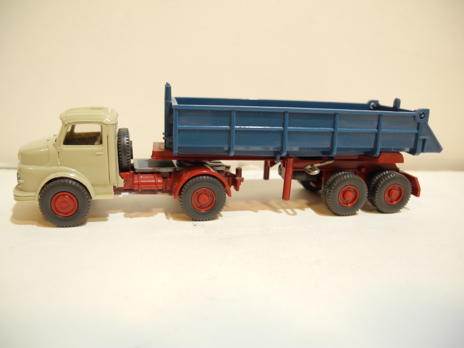 WIKING VINTAGE 1:87 MERCEDES-BENZ 1413 HINTERKIPPER CAT. #1114/1F FROM 1970 MINT WIKING VINTAGE 1:87 MERCEDES-BENZ 1413 HINTERKIPPER CAT. #1114/1F FROM 1970 MINT