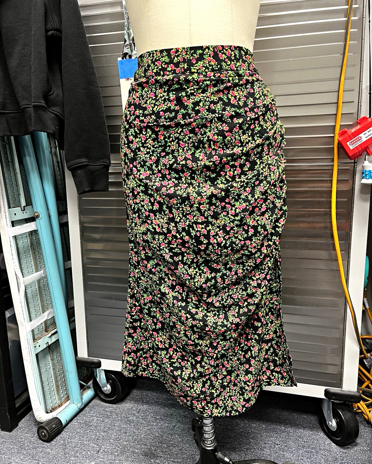 Vero Moda Women’s Floral Straight & Pencil Midi Skirt Size M Black Pink Vero Moda Women’s Floral Straight & Pencil Midi Skirt Size M Black Pink