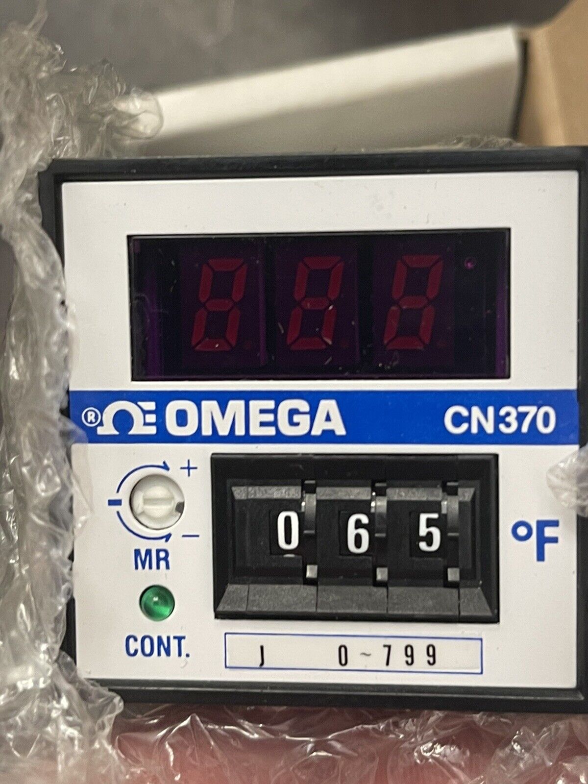 New Omega Engineering Model CN370 Temperature Controller 