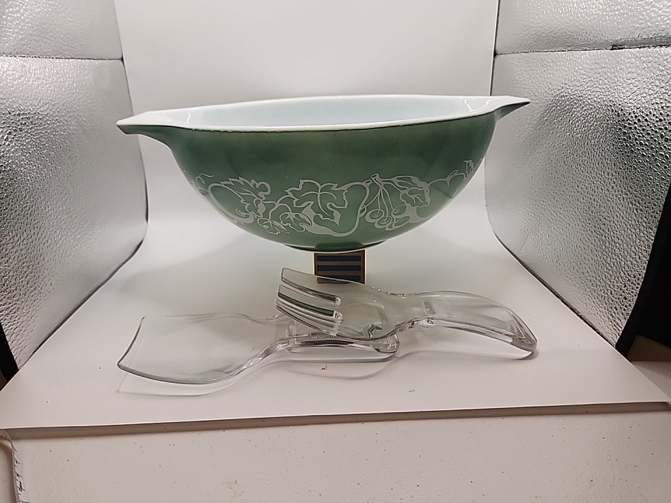 Vintage Pyrex Cinderella Salad Bowl W/Tongs \ Vintage Pyrex Cinderella Salad Bowl W/Tongs \