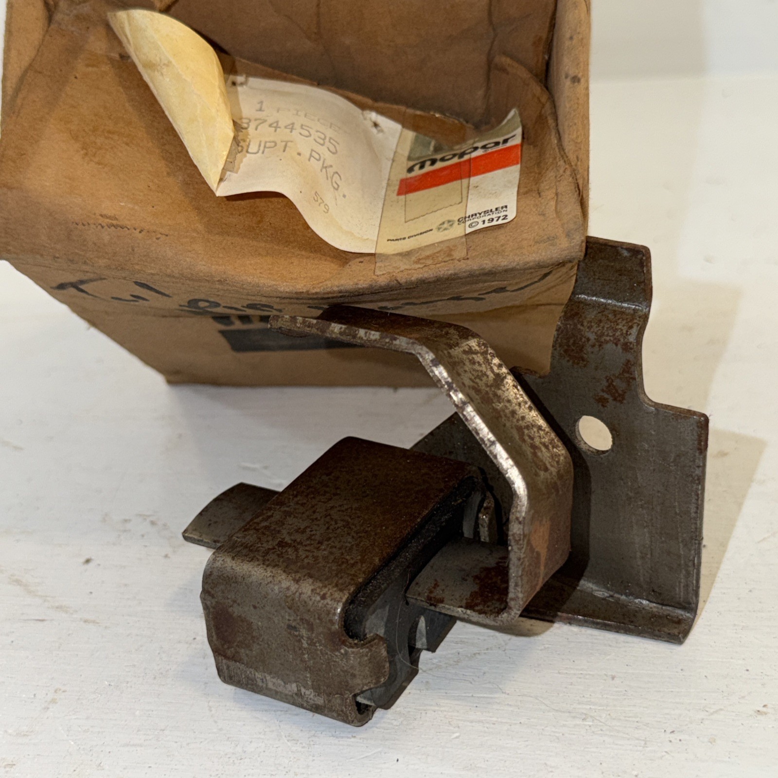 NEW NOS OEM 3744535 MOPAR 1971-73 DODGE C-BODY EXHAUST PIPE HANGER FURY NEWPORT NEW NOS OEM 3744535 MOPAR 1971-73 DODGE C-BODY EXHAUST PIPE HANGER FURY NEWPORT