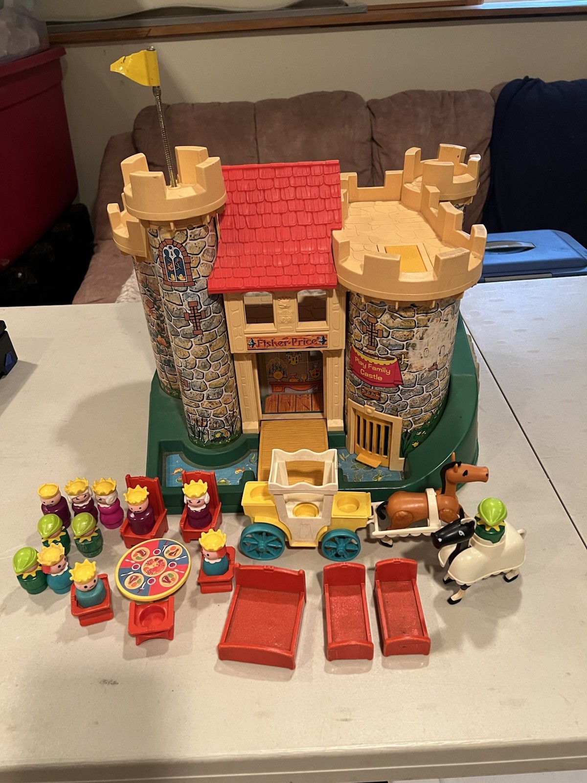 Vintage 1974 Fisher Price Little People Play Family Castle #993 L@@K Vintage 1974 Fisher Price Little People Play Family Castle #993 L@@K