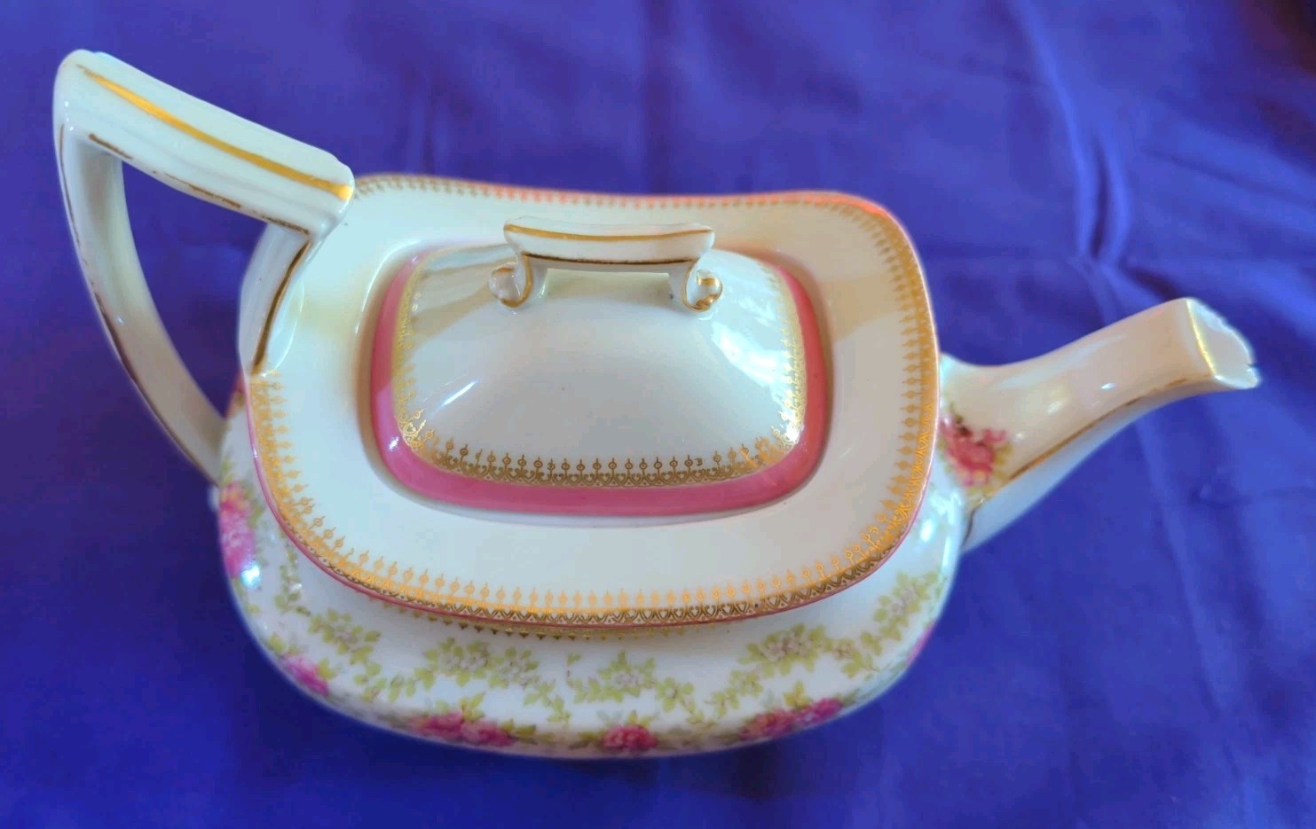 Tressemanes & Vogt (T&V) Limoges porcelain teapot dating from 1892 To 1907.