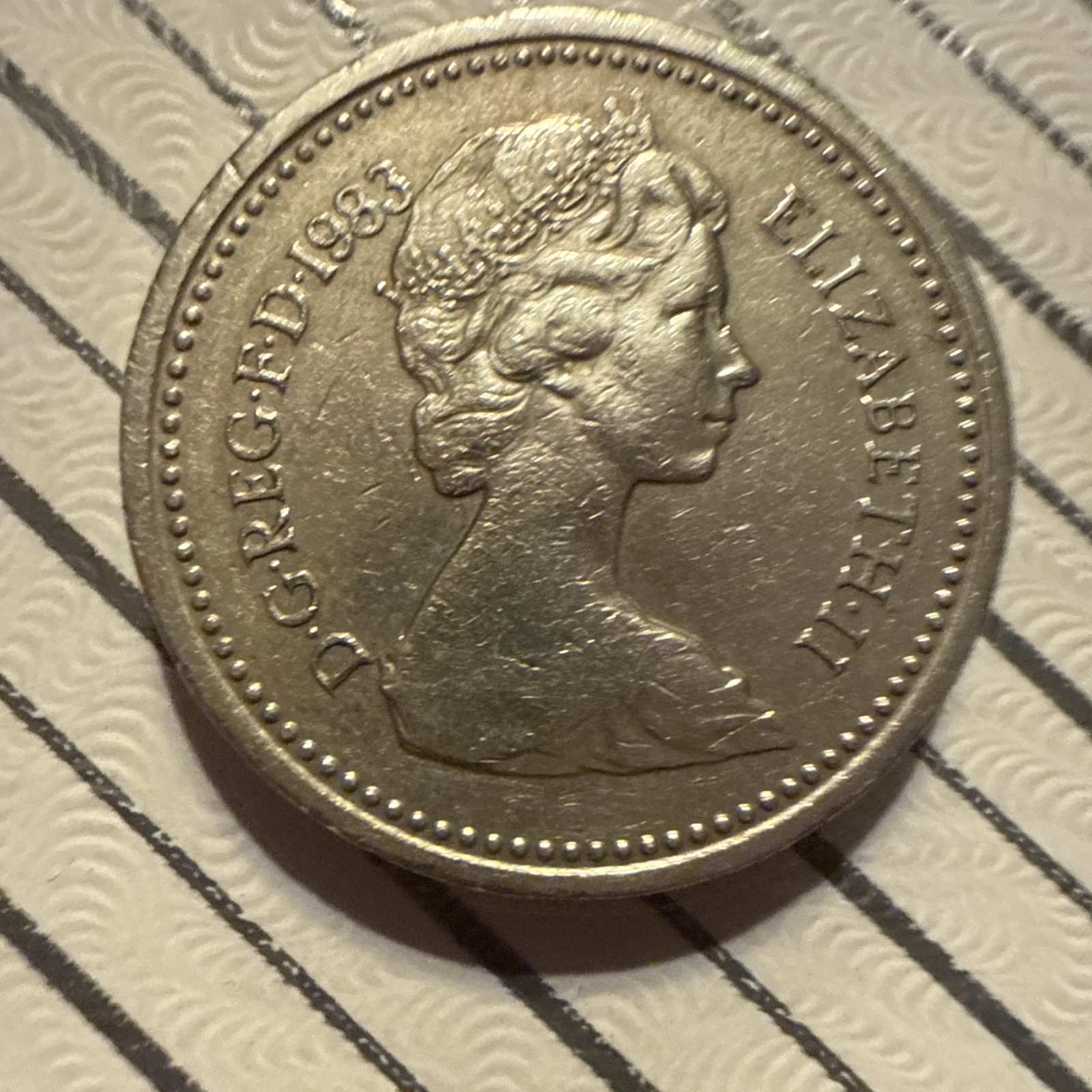1983 One Pound Coin Queen Elizabeth II DECUS ET TUTAMEN British Error 1983 One Pound Coin Queen Elizabeth II DECUS ET TUTAMEN British Error