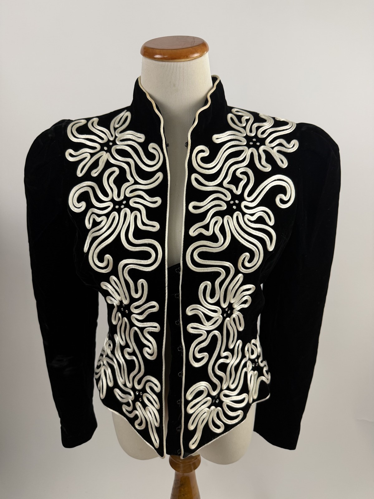 NEIMAN MARCUS Farinae Collection Black Velvet soutache Blazer jacket 6 NEIMAN MARCUS Farinae Collection Black Velvet soutache Blazer jacket 6