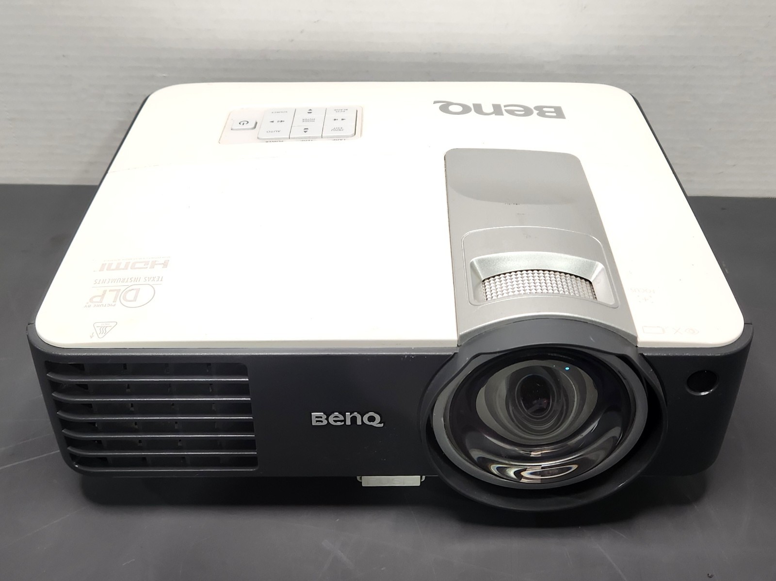 BenQ MX819ST XGA DLP Projector Lamp Hours: 1425 Minor Lens Damage Tested Working