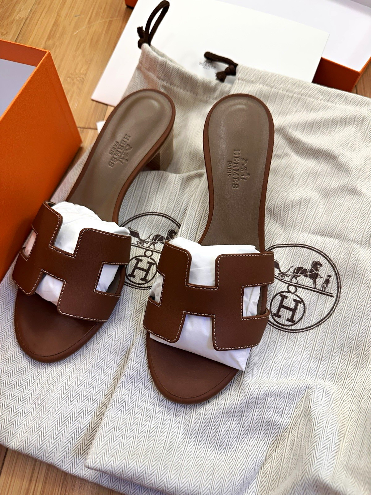 Hermès Oasis Sandal, Gold Slip-On Slide Sandals EU 36 Hermès Oasis Sandal, Gold Slip-On Slide Sandals EU 36