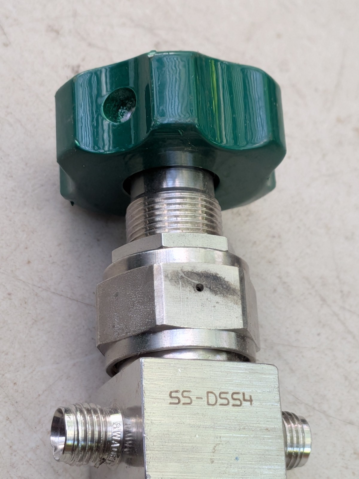 Nupro SS-DSS4 Stainless Steel Manual Needle Valve 1/4 in NPT Surplus Nupro SS-DSS4 Stainless Steel Manual Needle Valve 1/4 in NPT Surplus