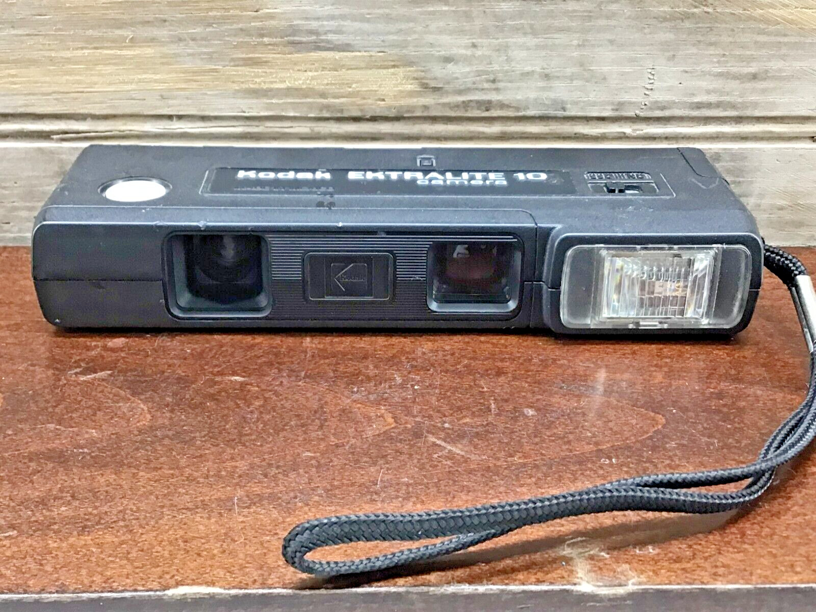 KODAK EKTRALITE 10 Camera With Built-in Electronic Flash Vintage