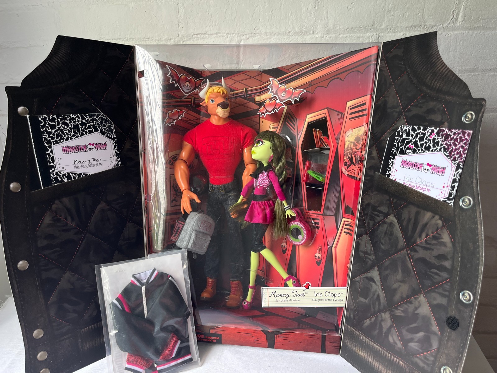 NIB Monster High 2014 SDCC Exclusive Manny Taur & Iris Clops W/ Letterman Jacket NIB Monster High 2014 SDCC Exclusive Manny Taur & Iris Clops W/ Letterman Jacket