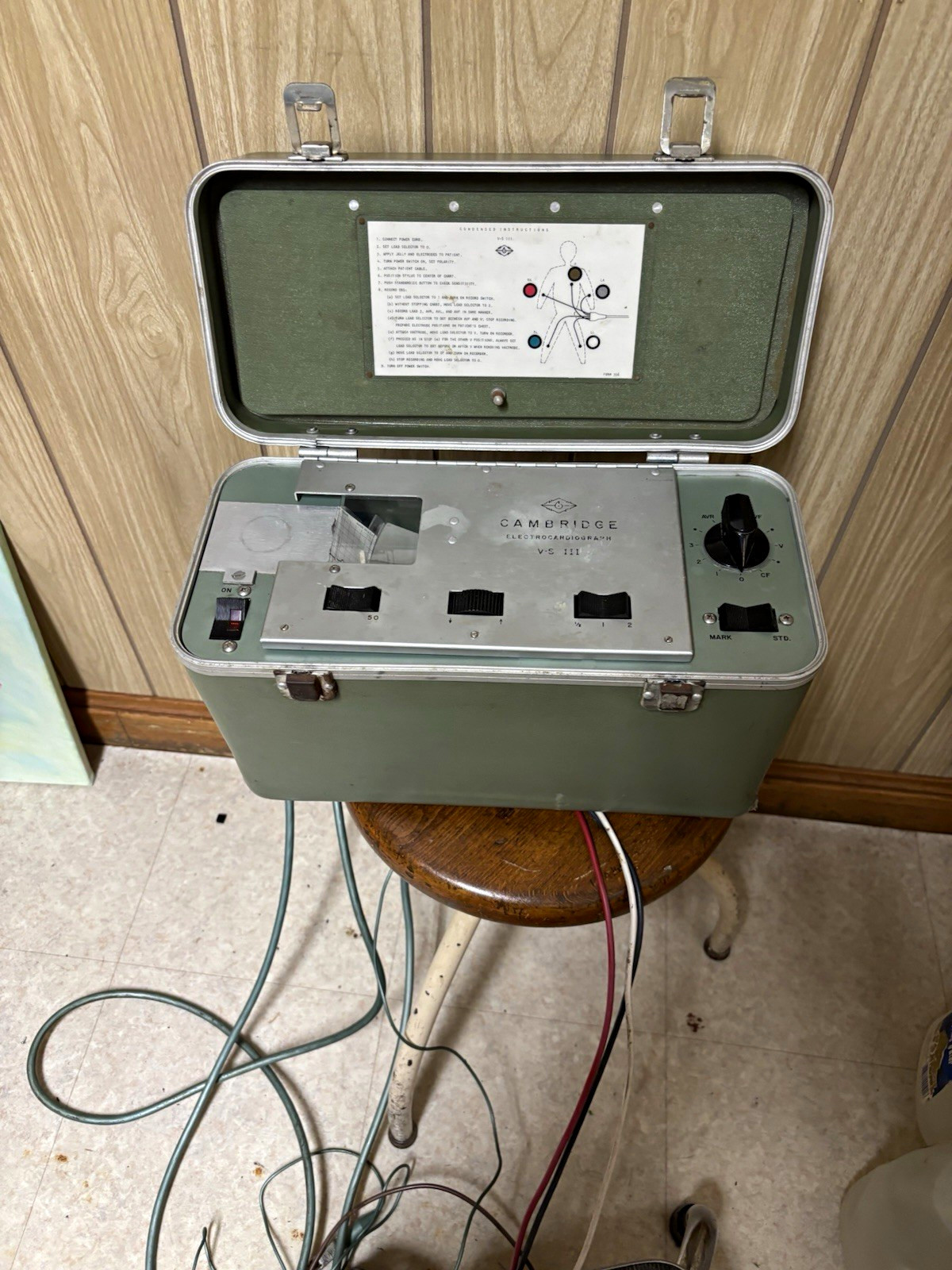 Mid 20th century vintage Cambridge VS III portable EKG machine Turns on. Mid 20th century vintage Cambridge VS III portable EKG machine Turns on.