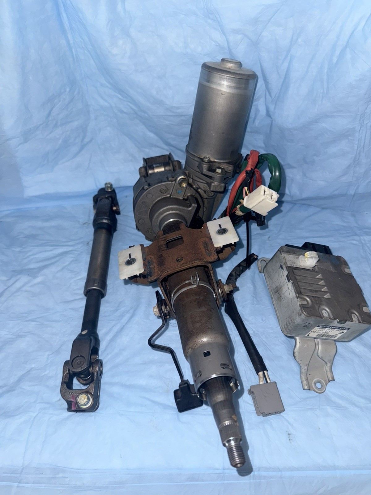 10-15 Toyota Prius 1.8L Electric Steering Column Motor Assembly OEM 4520047140 10-15 Toyota Prius 1.8L Electric Steering Column Motor Assembly OEM 4520047140