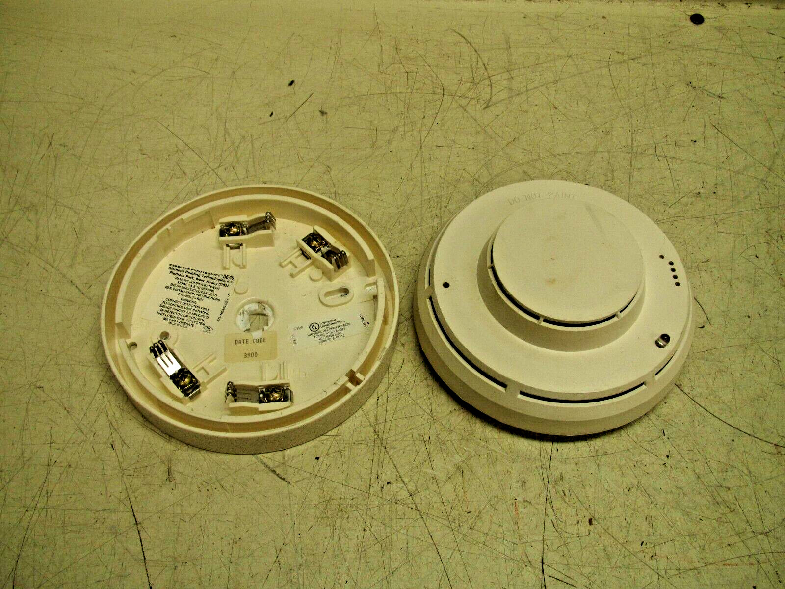 Siemens Cerberus Pyrotronics ILI-1 Ionization Smoke Detector With DB-3S Base Siemens Cerberus Pyrotronics ILI-1 Ionization Smoke Detector With DB-3S Base