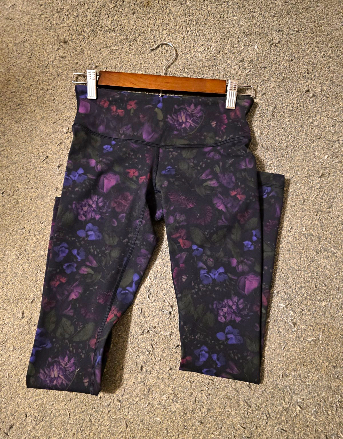 lululemon Women’s Yoga Leggings Size 4 Floral Pull-On Black Purple Green lululemon Women’s Yoga Leggings Size 4 Floral Pull-On Black Purple Green