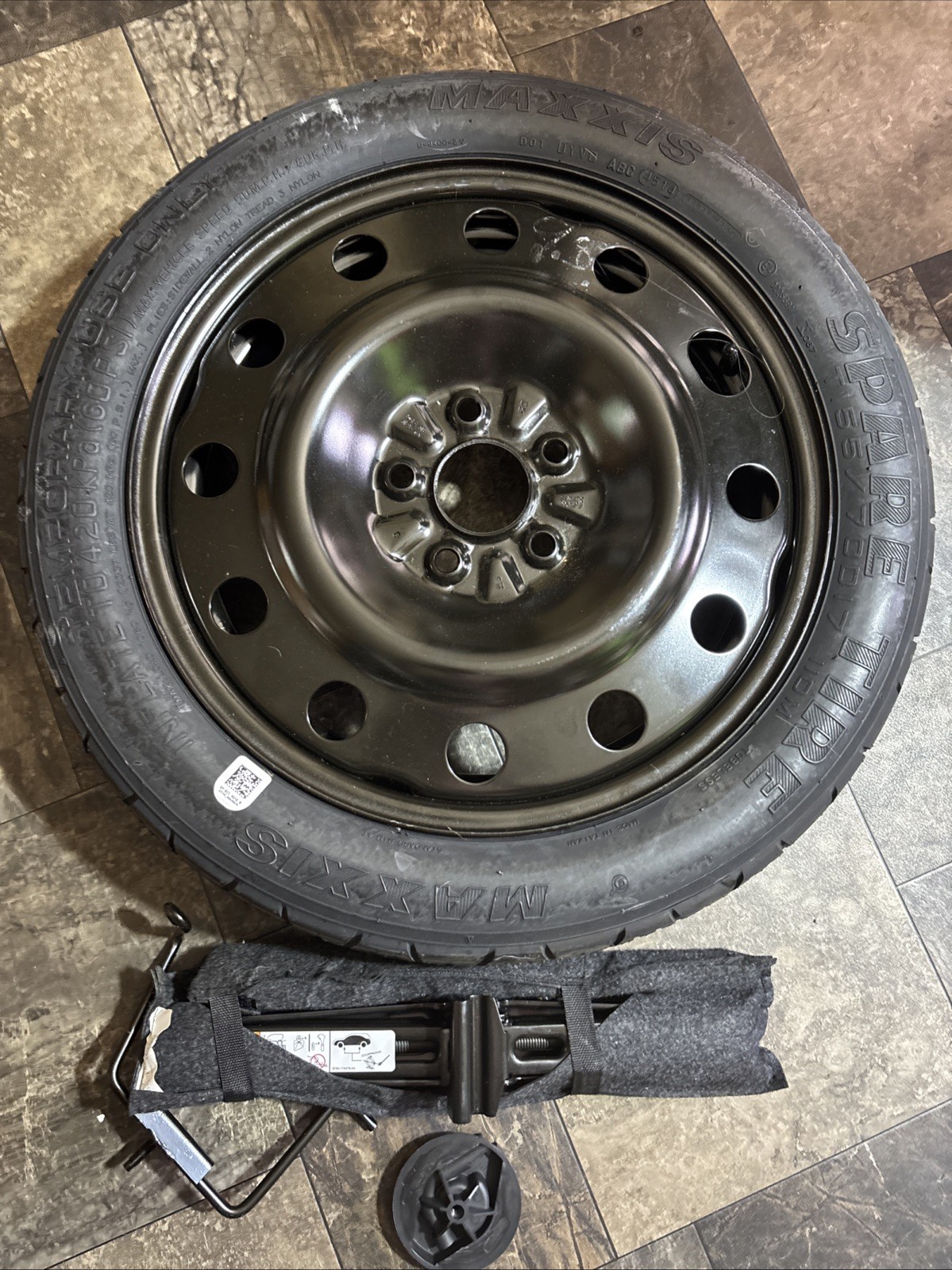 SPARE TIRE W/JACK KIT 17\ SPARE TIRE W/JACK KIT 17\