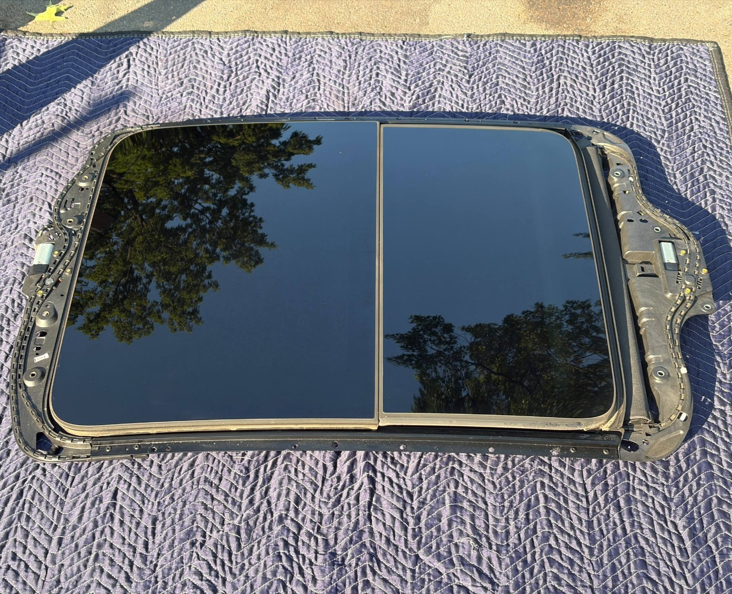 2015-2018 Audi Q3 Panoramic Sunroof Sun Roof Window Glass & Motors Assembly OEM 2015-2018 Audi Q3 Panoramic Sunroof Sun Roof Window Glass & Motors Assembly OEM