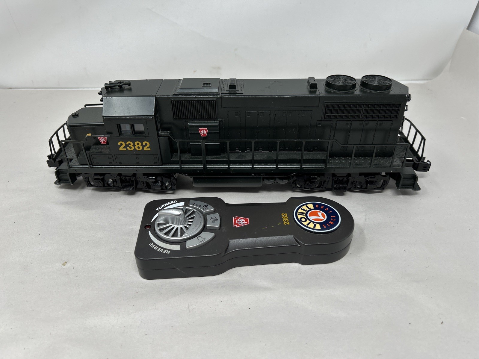 Pennsylvania LionChief Keystone Deluxe GP38 Diesel Locomotive #2382 O Scale Pennsylvania LionChief Keystone Deluxe GP38 Diesel Locomotive #2382 O Scale