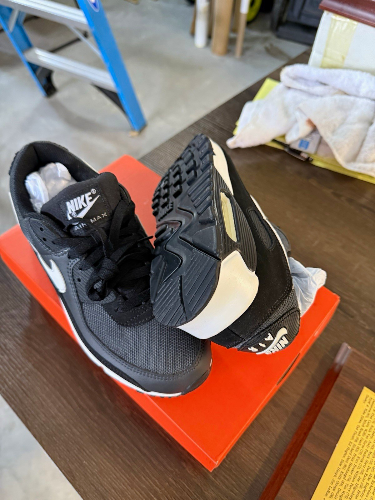 Nike Air Max 90 Men’s Size 8 1/2 Low Top Lace-Up Sneakers Black/White CN8490-002 Nike Air Max 90 Men’s Size 8 1/2 Low Top Lace-Up Sneakers Black/White CN8490-002