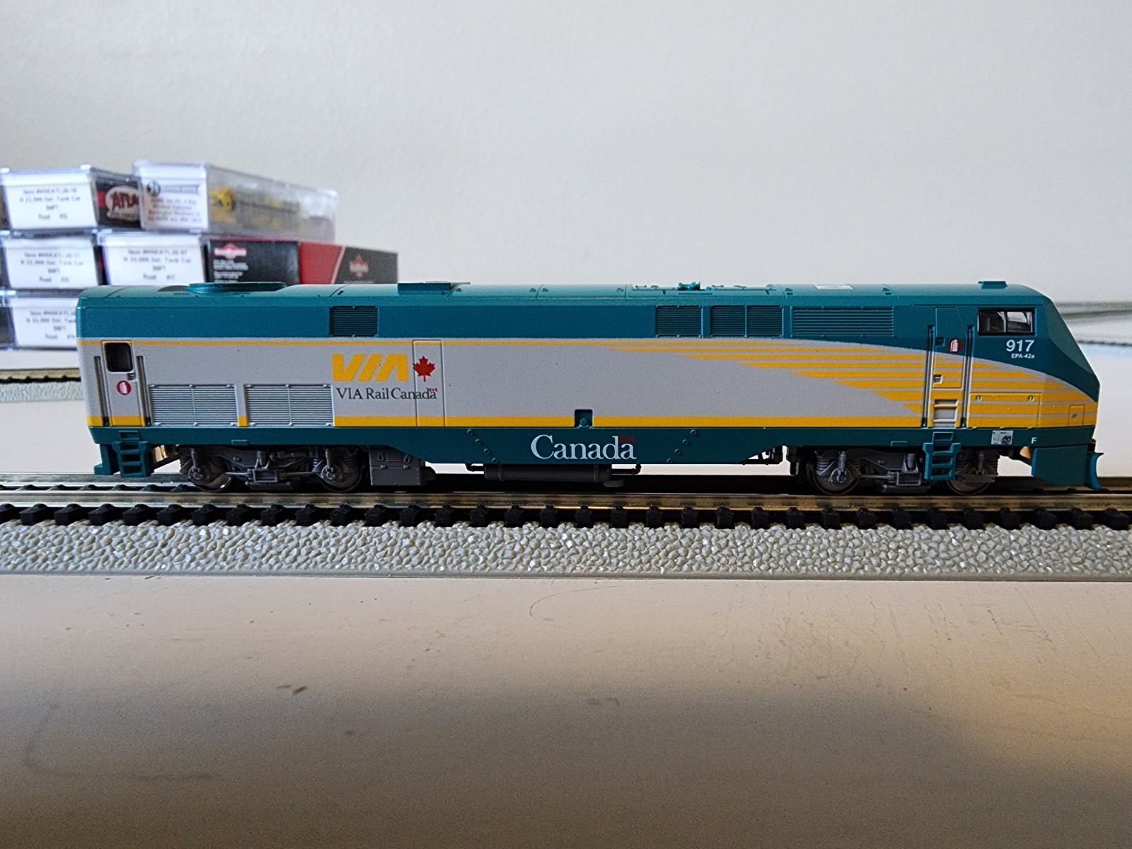 N-scale Kato Via Rail P42 Genesis #917 Tested Runs Well 176-6043 NIB 1026 N-scale Kato Via Rail P42 Genesis #917 Tested Runs Well 176-6043 NIB 1026