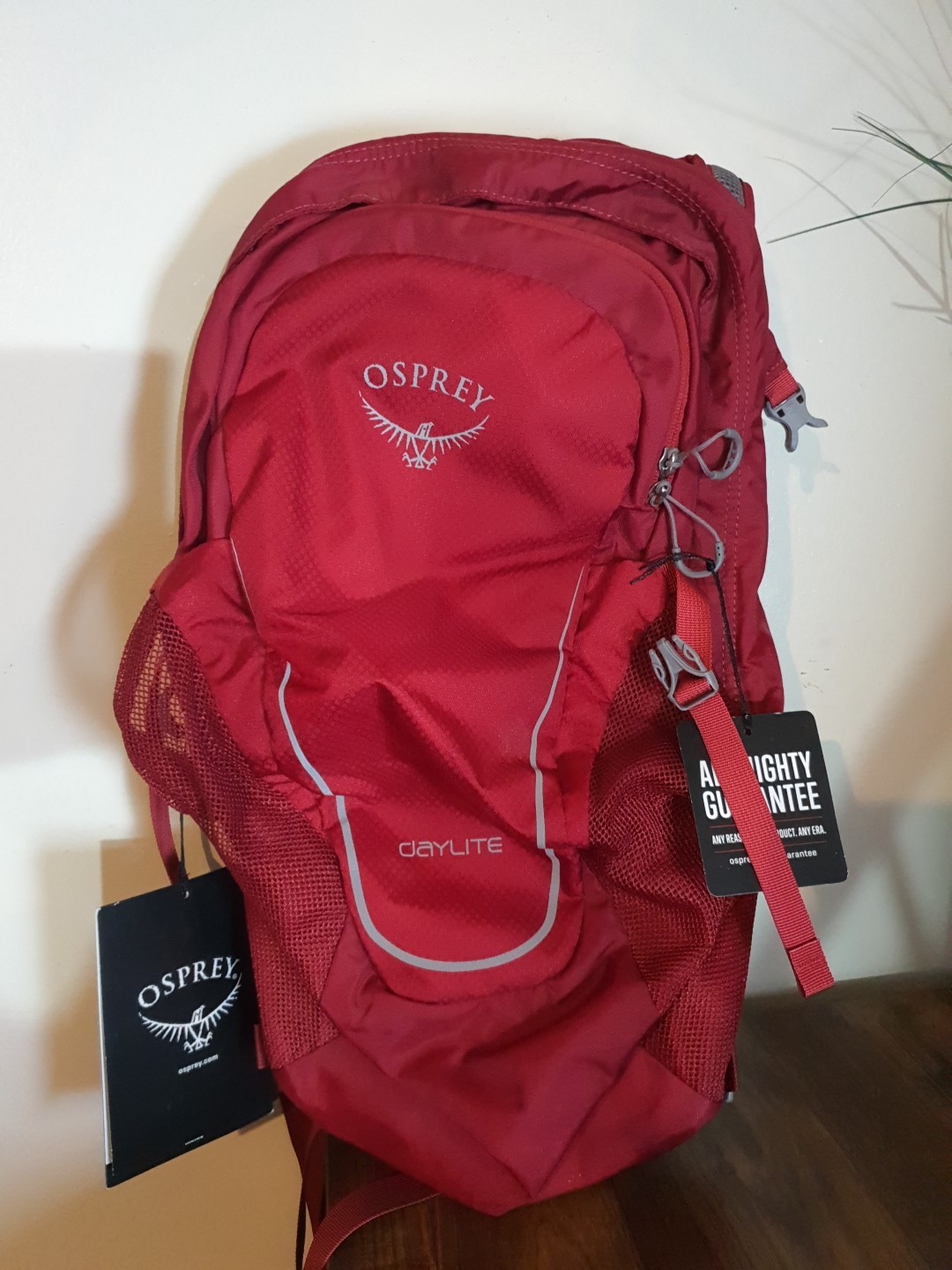 OSPREY Daylite Real Red O/S With Mesh Pockets Nwt OSPREY Daylite Real Red O/S With Mesh Pockets Nwt