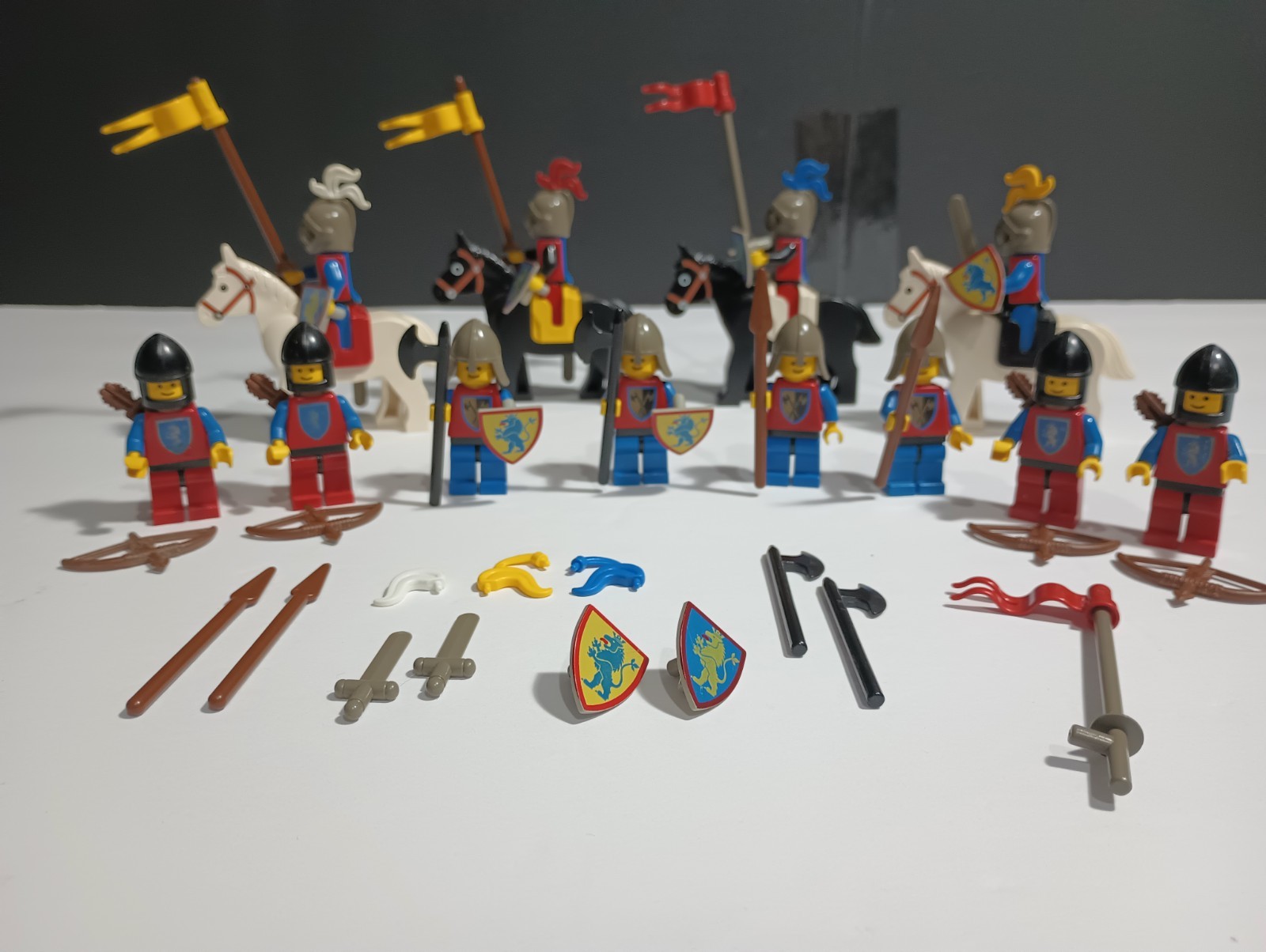 Vintage LEGO 6080 King\'s Castle Knights And Horses Weapons Plumes Vintage LEGO 6080 King\'s Castle Knights And Horses Weapons Plumes