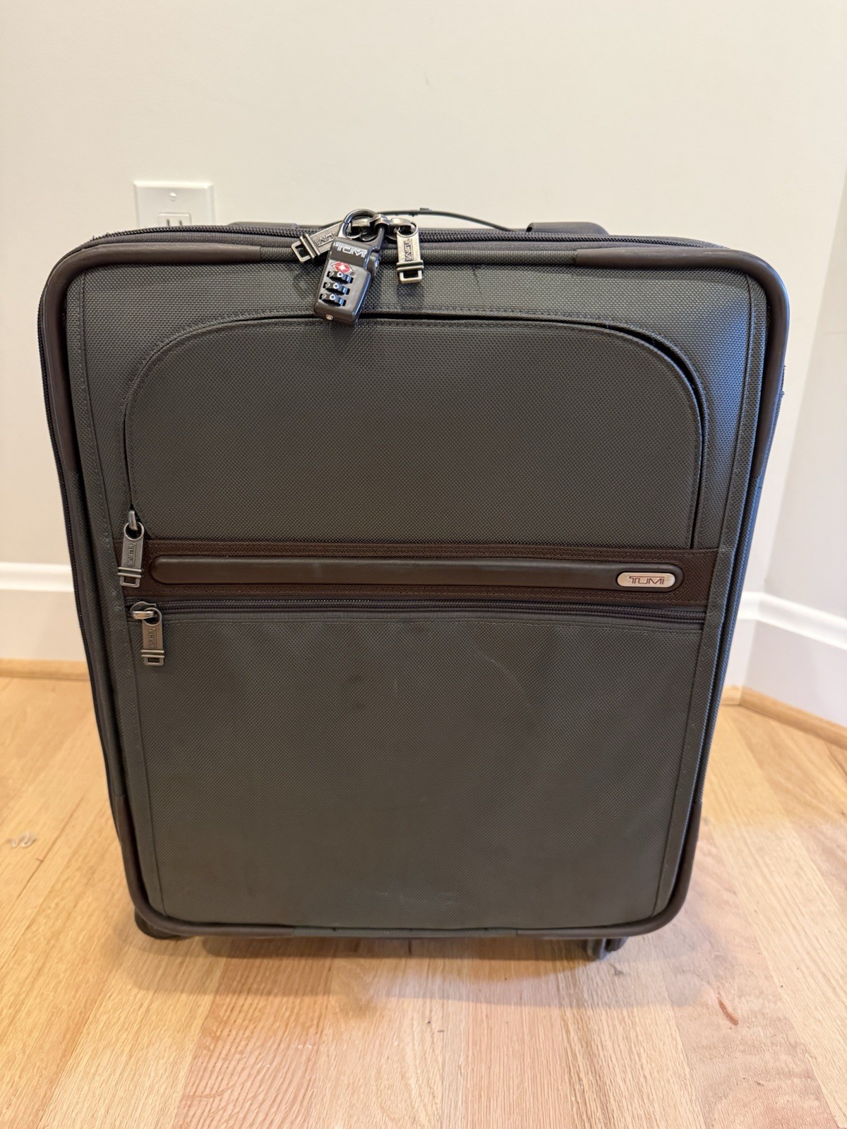 TUMI Alpha Gen 4 International Expandable 4 Wheeled Carry-On Spinner Green 5971 TUMI Alpha Gen 4 International Expandable 4 Wheeled Carry-On Spinner Green 5971