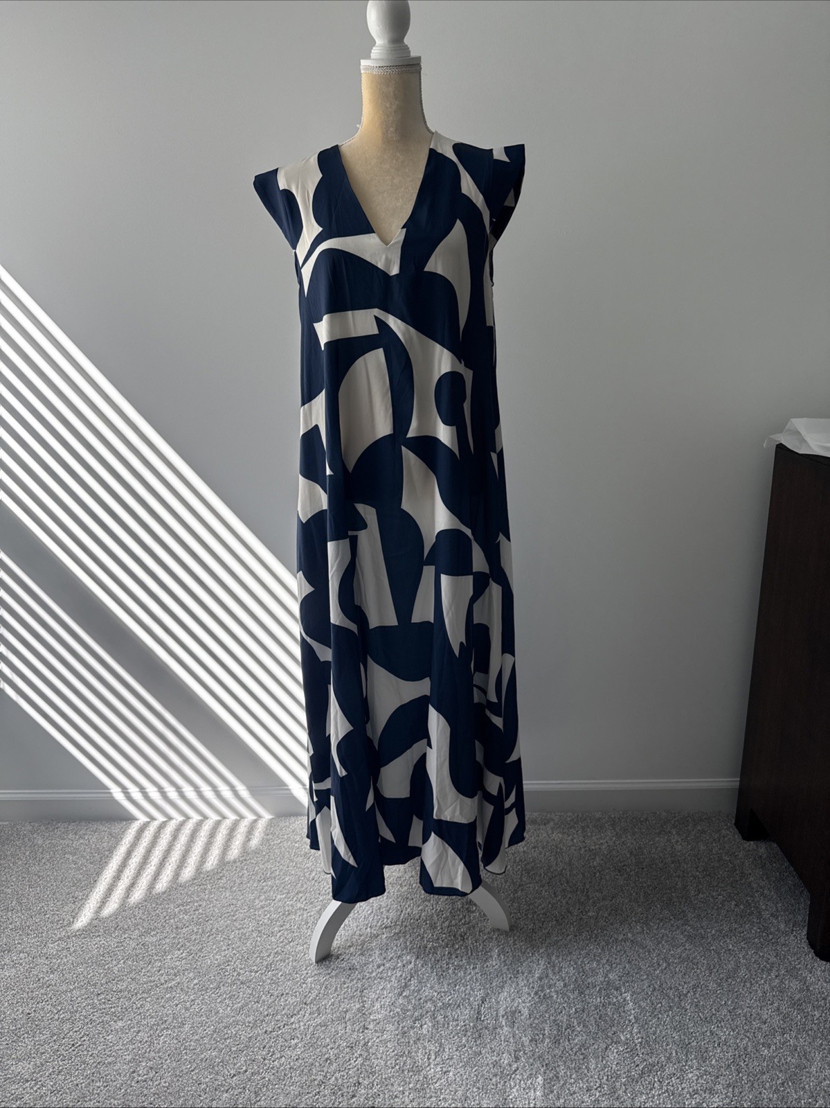 SHEIN Women’s Graphic Print Blue Ivory Maxi Dress Size Medium SHEIN Women’s Graphic Print Blue Ivory Maxi Dress Size Medium