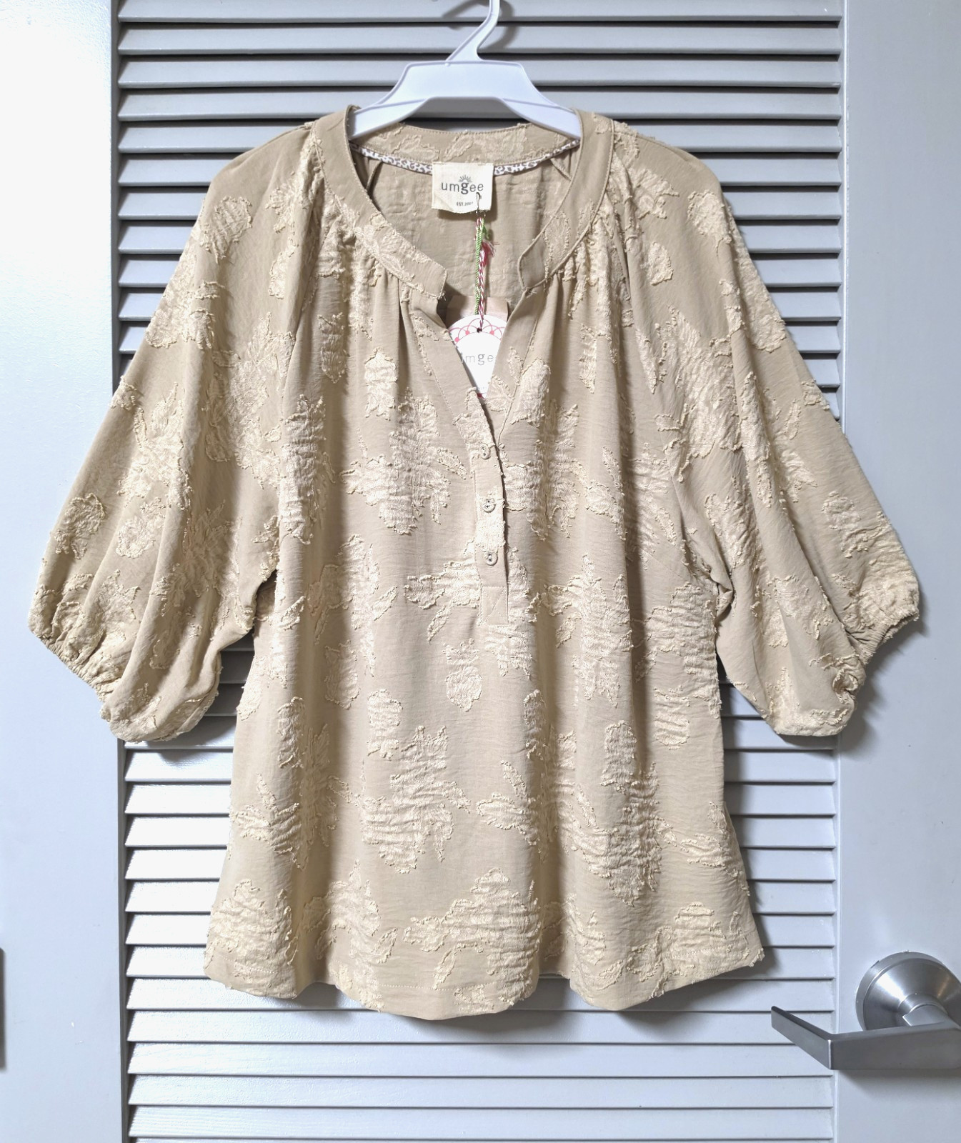 3/4 taupe texture pleat top L 3/4 taupe texture pleat top L