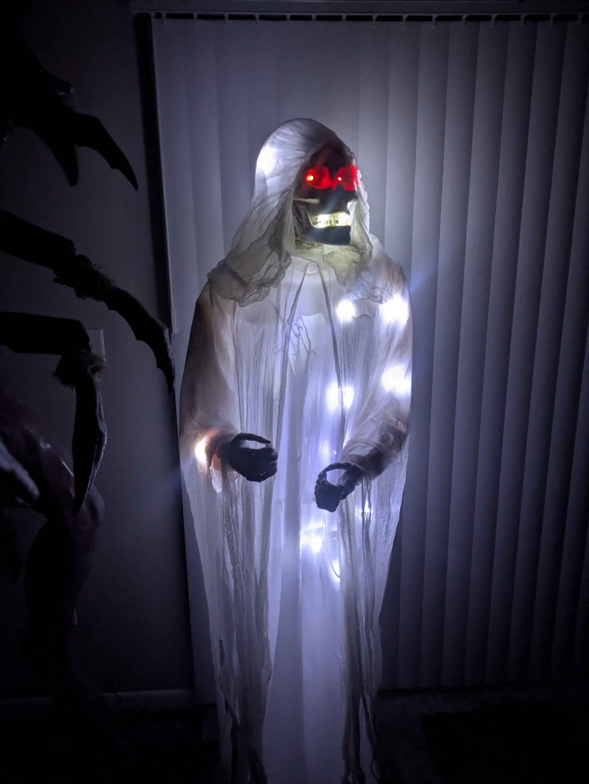 Gemmy Halloween Life Size 6ft Strobing Ghostly Grim Reaper Who Can It Be Now