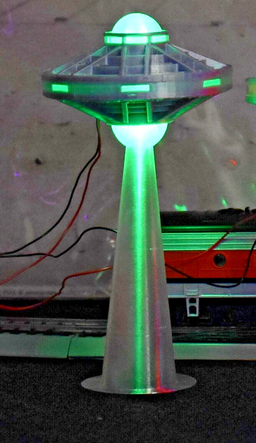 HO 1:87 Scale SpaceShip AREA 51 UFO Flying Saucer LED GREEN Orb Abduction Beam