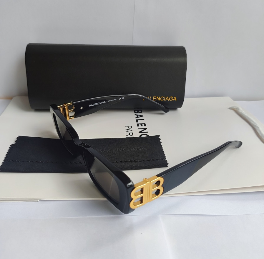 Authentic Balenciaga BB0096S Black/Grey Full-Rim Rectangle Unisex Sunglasses Authentic Balenciaga BB0096S Black/Grey Full-Rim Rectangle Unisex Sunglasses