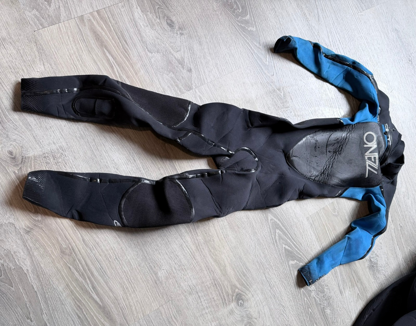 O’Neill Mutant 5/4 3mm Wetsuit – Youth Size 10 with Hood O’Neill Mutant 5/4 3mm Wetsuit – Youth Size 10 with Hood