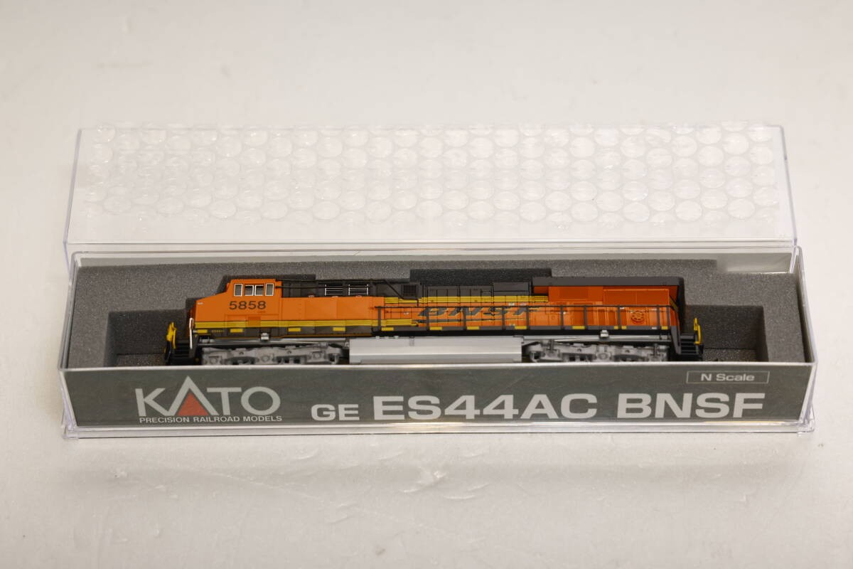 KATO 176-8958 BNSF ES44AC Diesel Locomotive No. 5858 N Scale From Japan