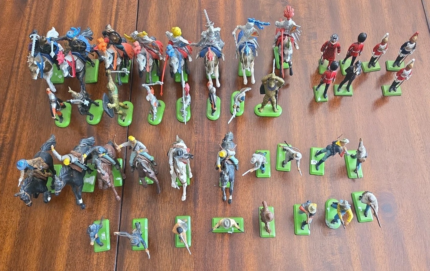 Vintage Britains Deetail Medieval Knights Horses Plastic Toy Soldiers Figures... Vintage Britains Deetail Medieval Knights Horses Plastic Toy Soldiers Figures...