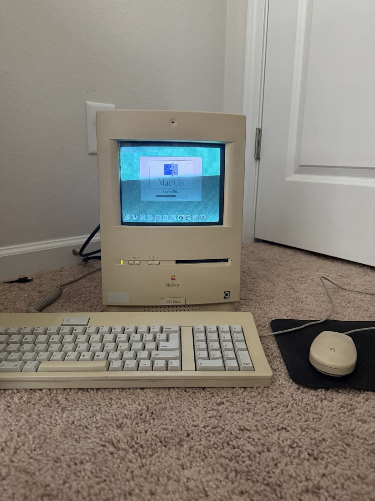 Macintosh Color Classic LC550, Blue SCSI, 36mb Ram, and Accessories Macintosh Color Classic LC550, Blue SCSI, 36mb Ram, and Accessories
