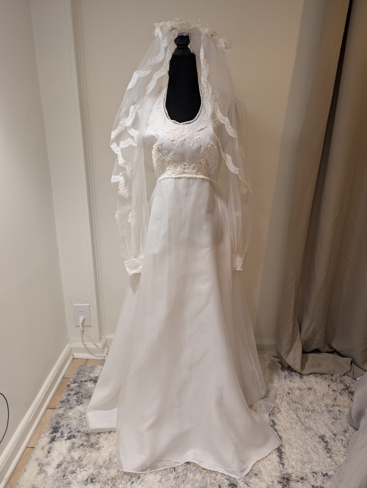 Vintage 1970s Montgomery Ward White Wedding Dress Applique Train Veil Longsleeve