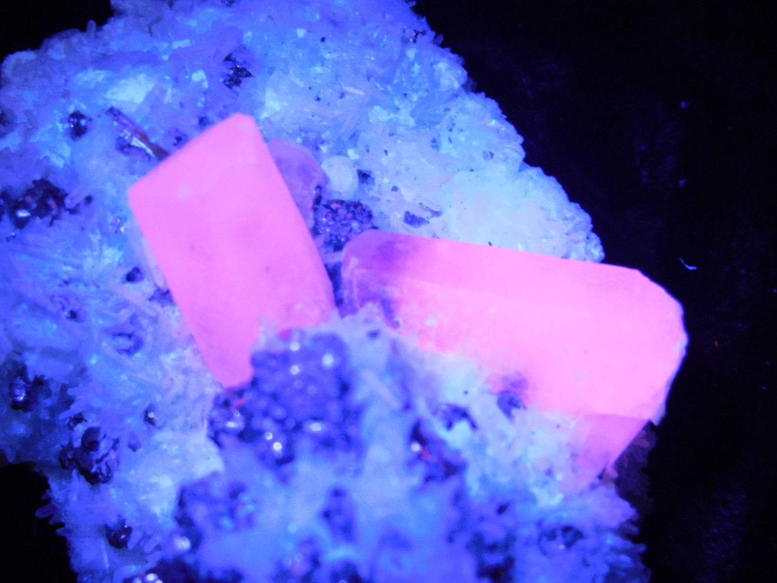 FLUORESCENT Calcite Crystal Cluster with Druzy Quartz and Pyrite Peru 138gr