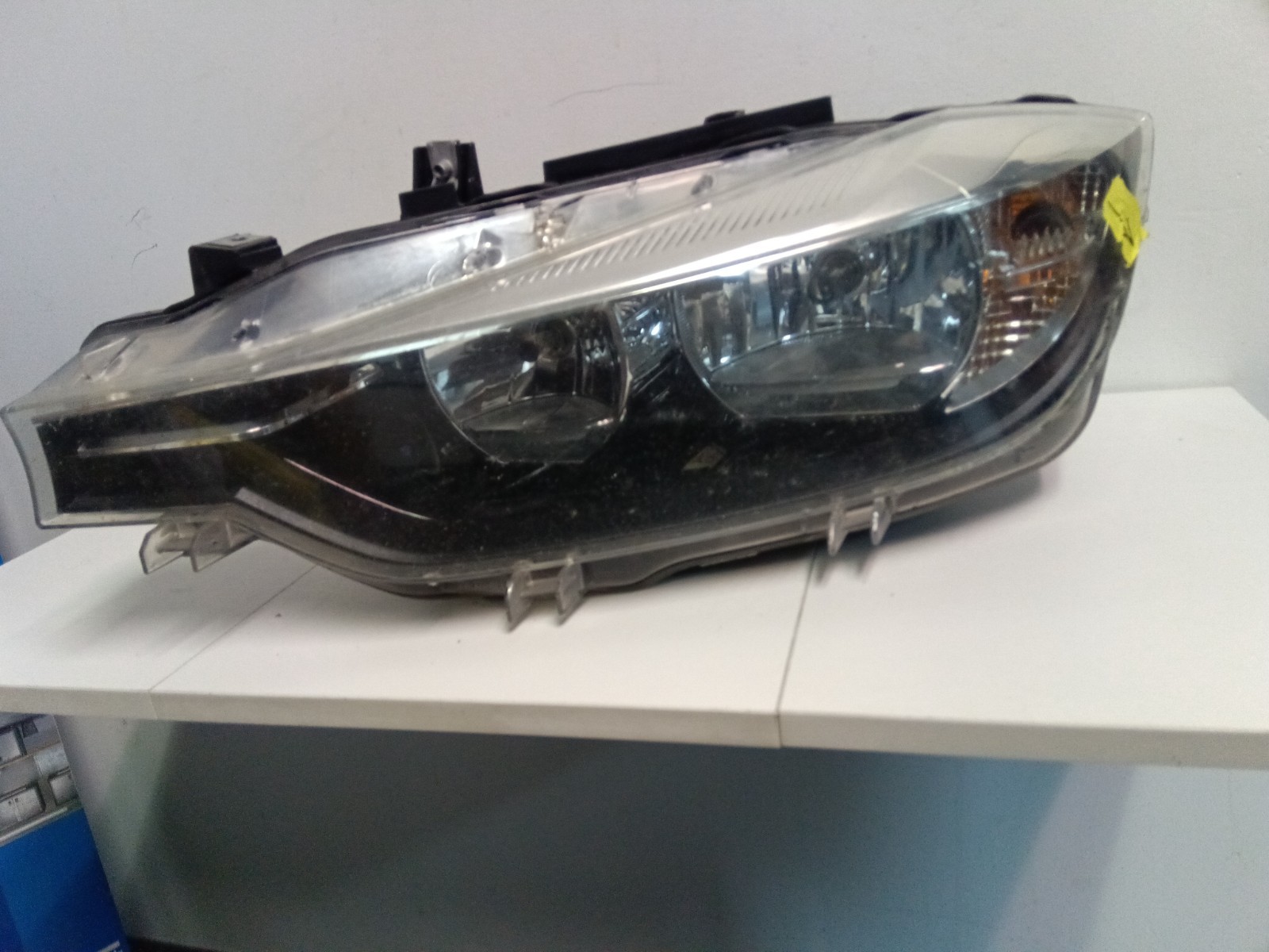 Used 2012–2015 BMW 3 Series driver\'s side halogen headlight Used 2012–2015 BMW 3 Series driver\'s side halogen headlight
