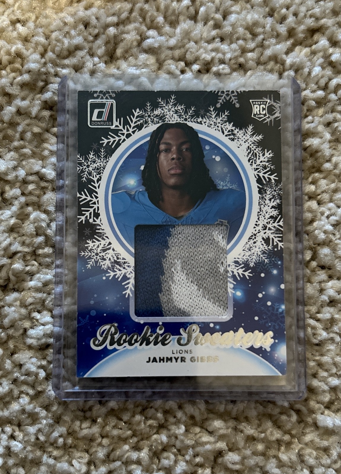 2023 Panini Donruss - Rookie Holiday Sweaters Jahmyr Gibbs #HS-JGI (MEM, RC) 2023 Panini Donruss - Rookie Holiday Sweaters Jahmyr Gibbs #HS-JGI (MEM, RC)