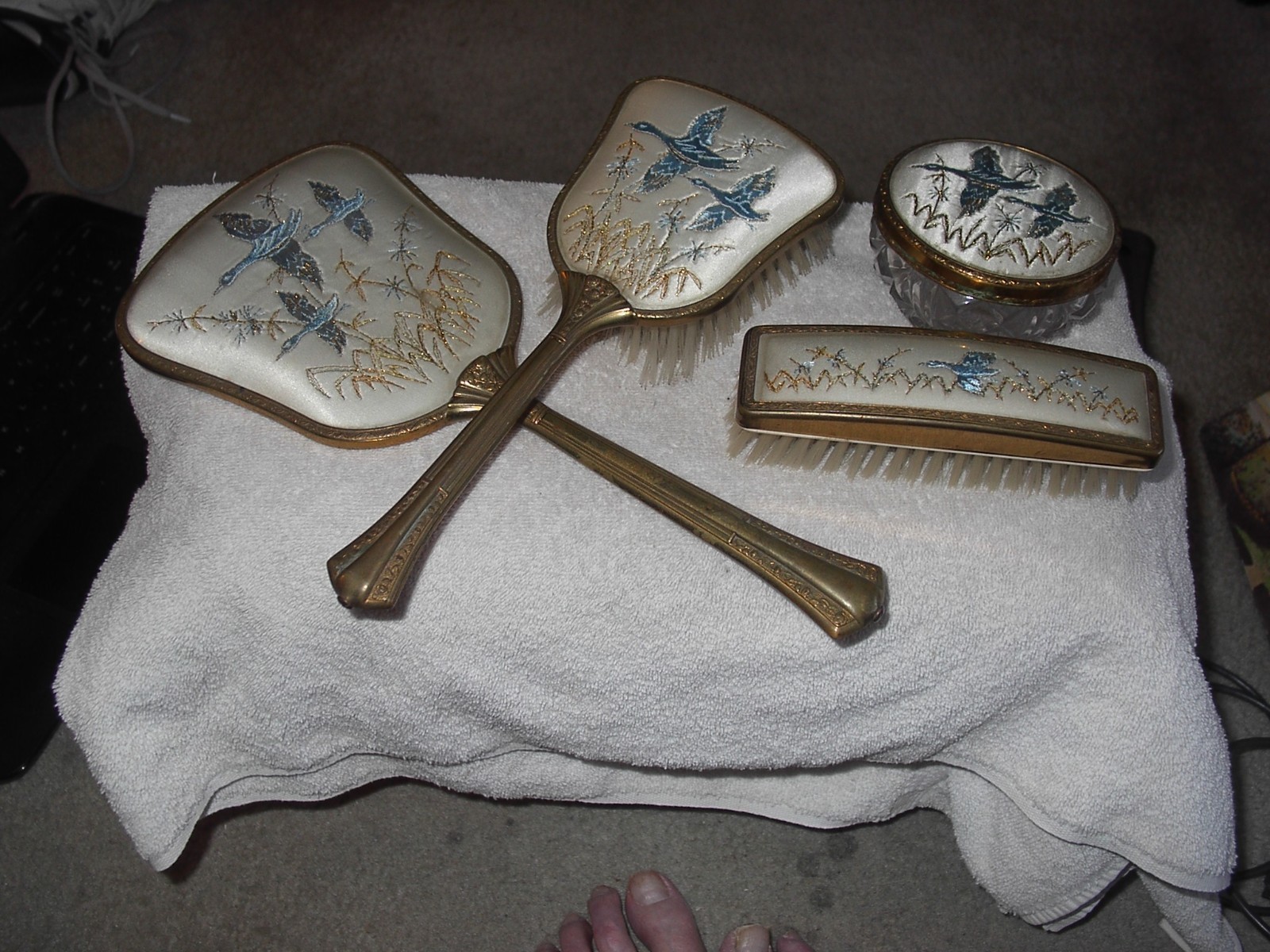 VINTAGE 1940\'S VANITY DRESSER SET 2 BRUSHES MIRROR AND JAR BLUE GEESE STITCHING VINTAGE 1940\'S VANITY DRESSER SET 2 BRUSHES MIRROR AND JAR BLUE GEESE STITCHING