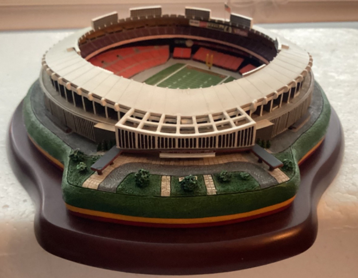 DANBURY MINT WASHINGTON REDSKINS ROBERT F KENNEDY MEMORIAL STADIUM FIGURIN NWOB. DANBURY MINT WASHINGTON REDSKINS ROBERT F KENNEDY MEMORIAL STADIUM FIGURIN NWOB.