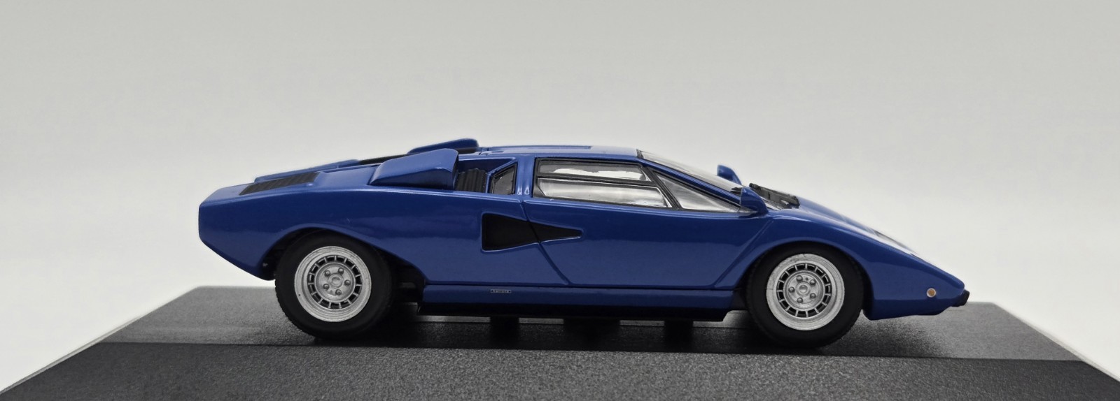 1974 Minichamps 1/43 Lamborghini Countach LP400 Blue MIB, MINT 1974 Minichamps 1/43 Lamborghini Countach LP400 Blue MIB, MINT