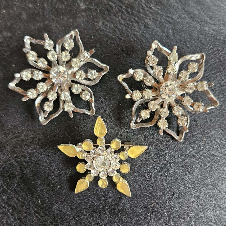 3pc Vintage Women\'s Rhinestone Mixed Lot: Star/Snowflake Silver-gold Tone Brooch 3pc Vintage Women\'s Rhinestone Mixed Lot: Star/Snowflake Silver-gold Tone Brooch