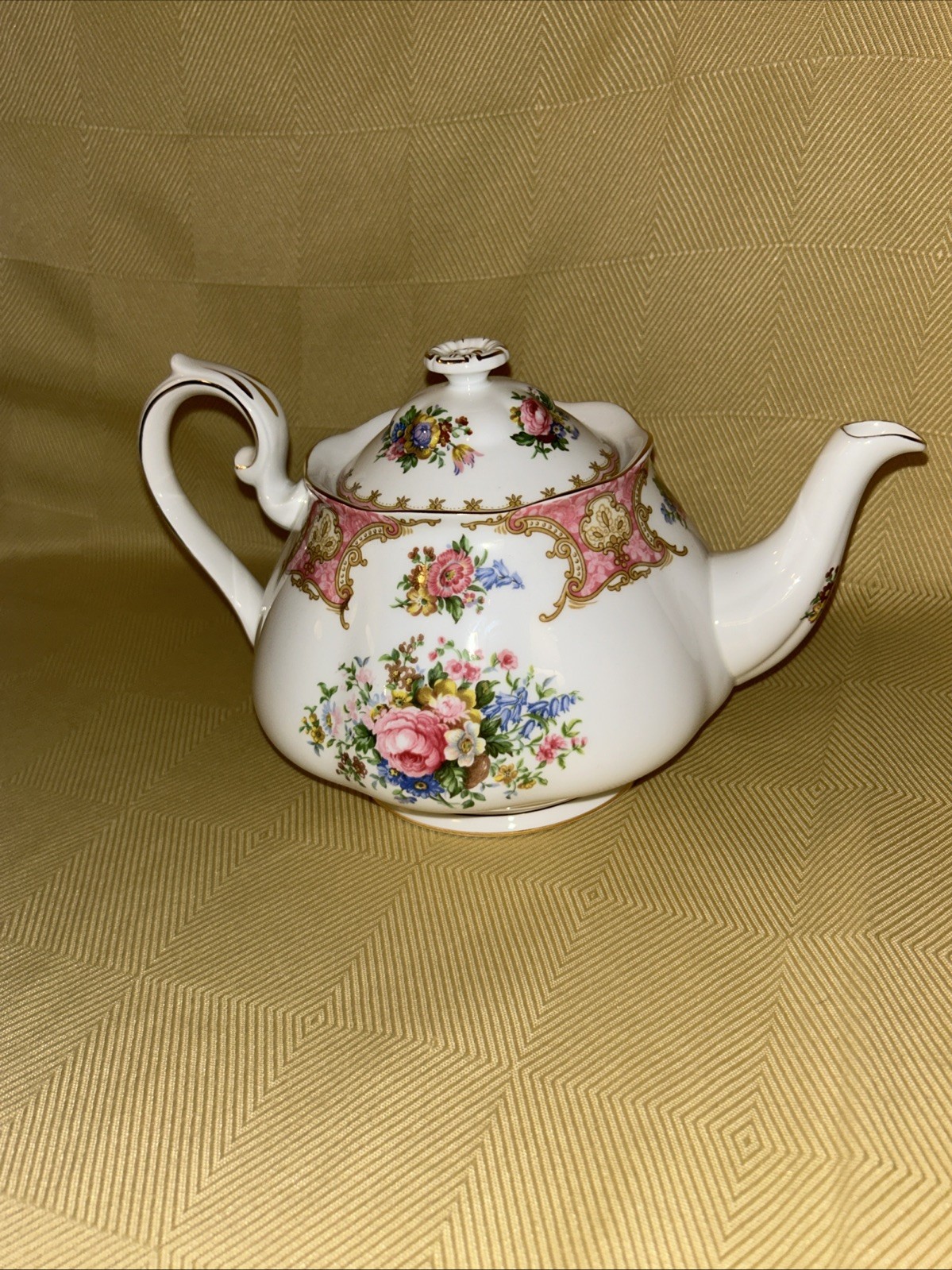 Vintage Royal Albert Lady Carlyle Teapot with Lid Made in England 1950s/70s Lg Vintage Royal Albert Lady Carlyle Teapot with Lid Made in England 1950s/70s Lg