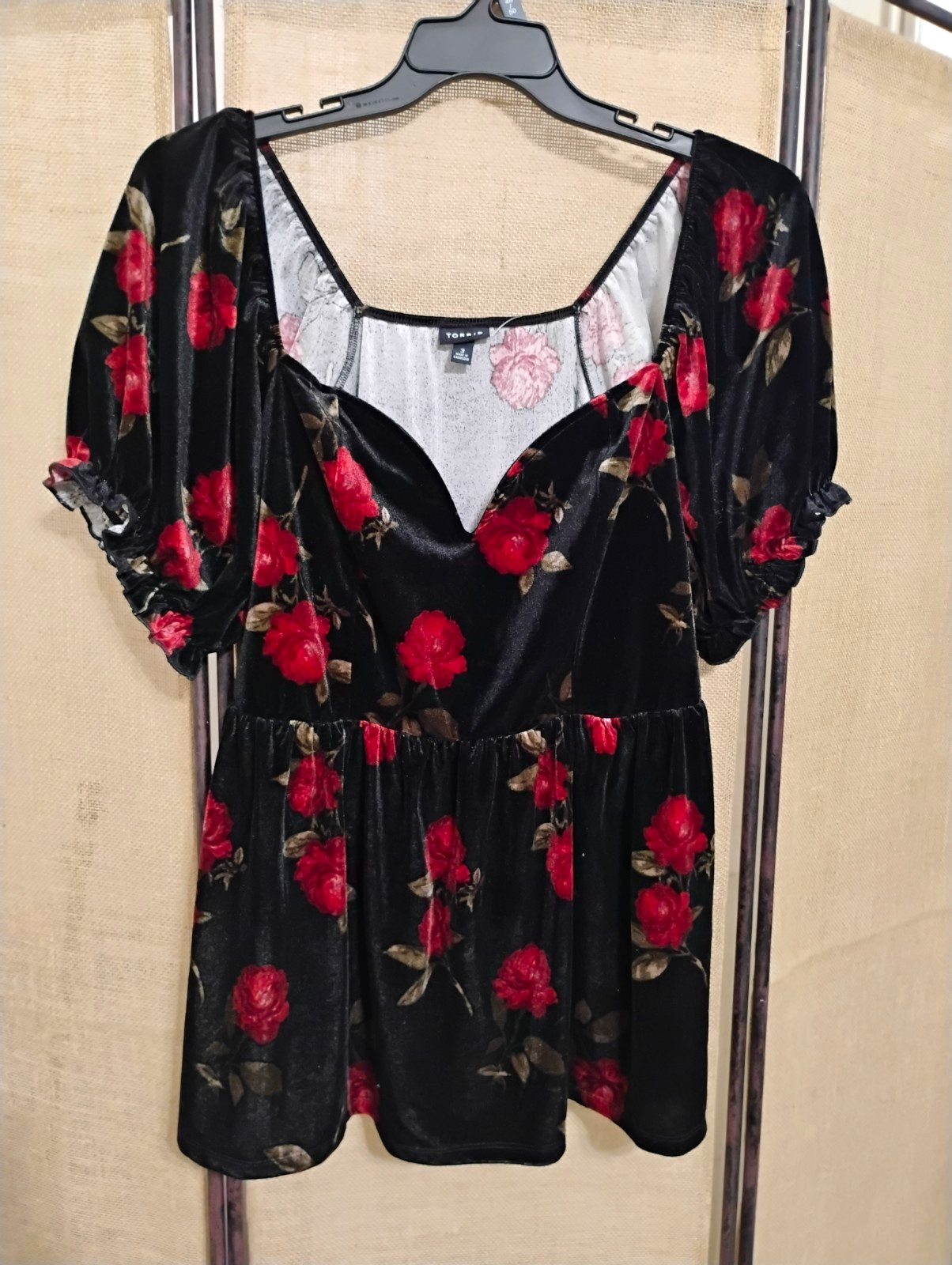 Torrid Black/Red Rose Floral Velvet Puff Sleeve Babydoll 3XL Torrid Black/Red Rose Floral Velvet Puff Sleeve Babydoll 3XL