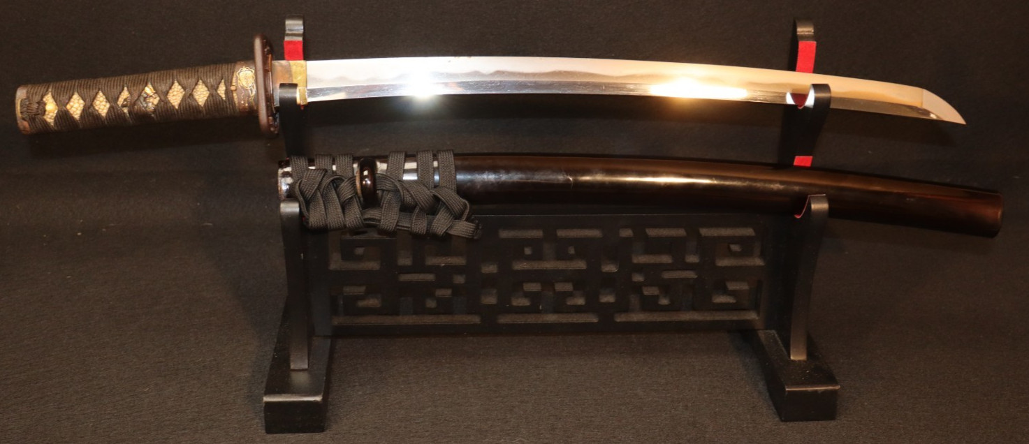 Antique 脇差 Wakizashi, Wide Cutting Hamon, Gunbai Fuchi Kashira 軍配縁頭, Edo Period