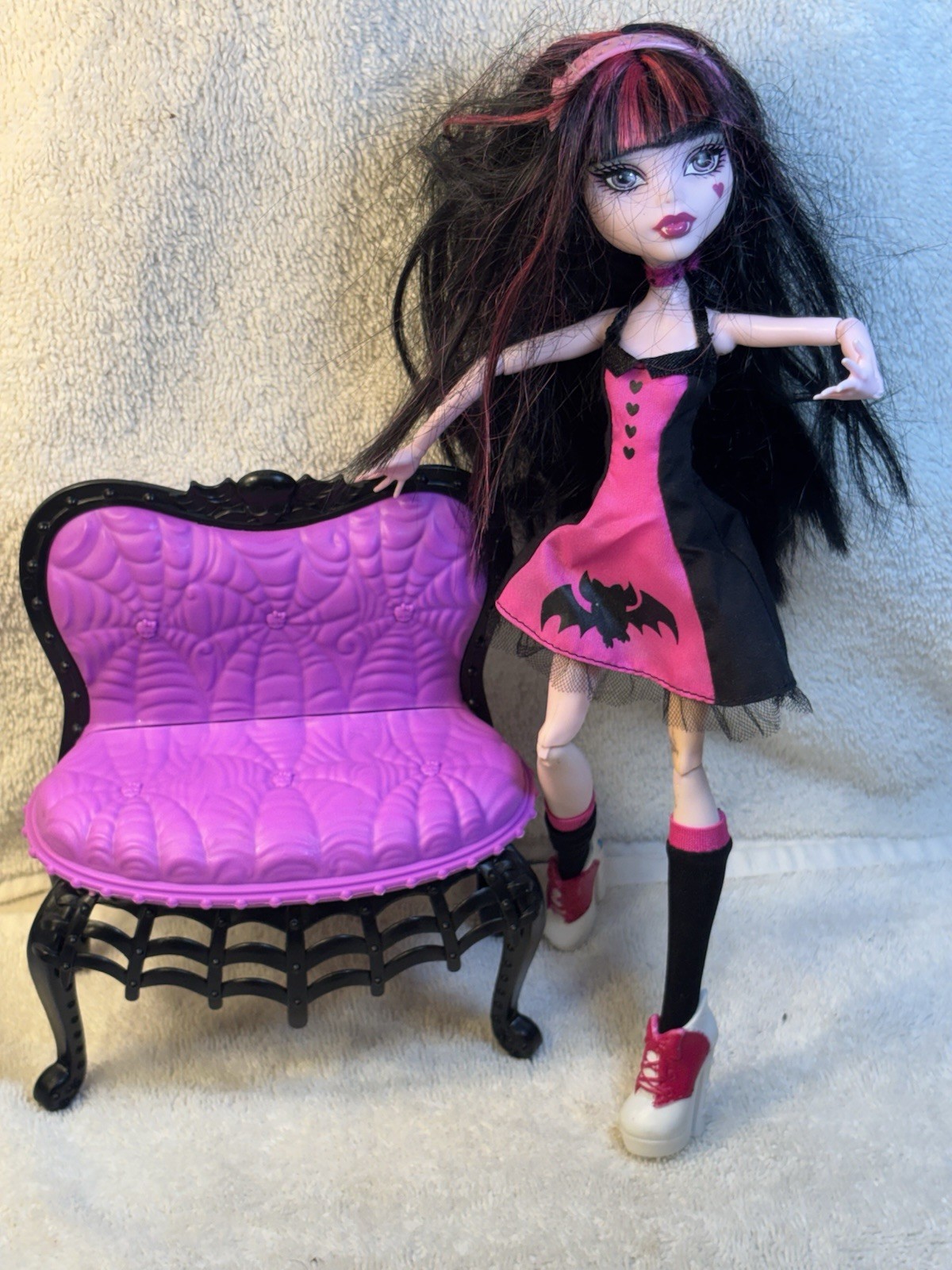 2008 Monster High Draculaura Vampire Doll W/spider Bench