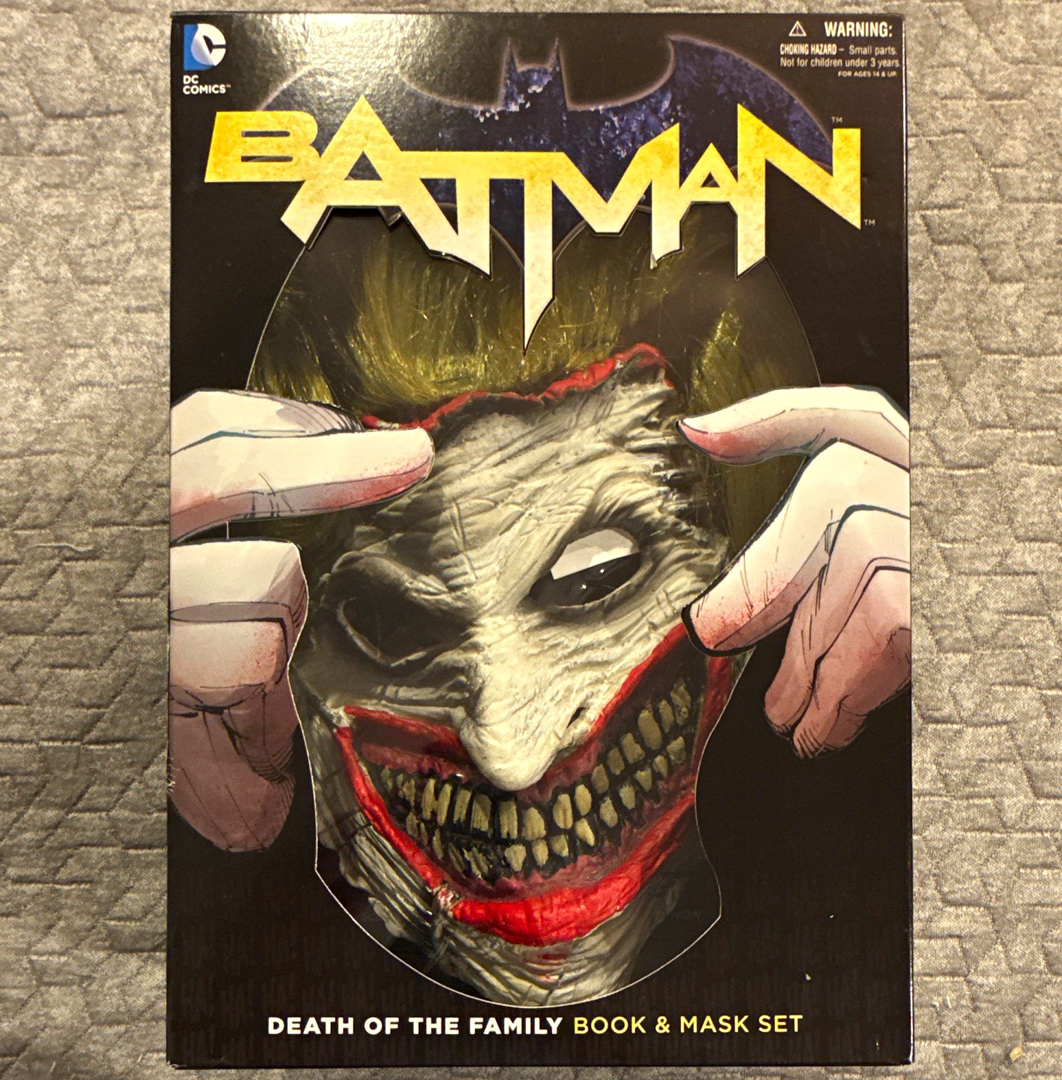 DC Comics Batman: Death of the Family Book & Mask Set (Snyder/Capullo) DC Comics Batman: Death of the Family Book & Mask Set (Snyder/Capullo)