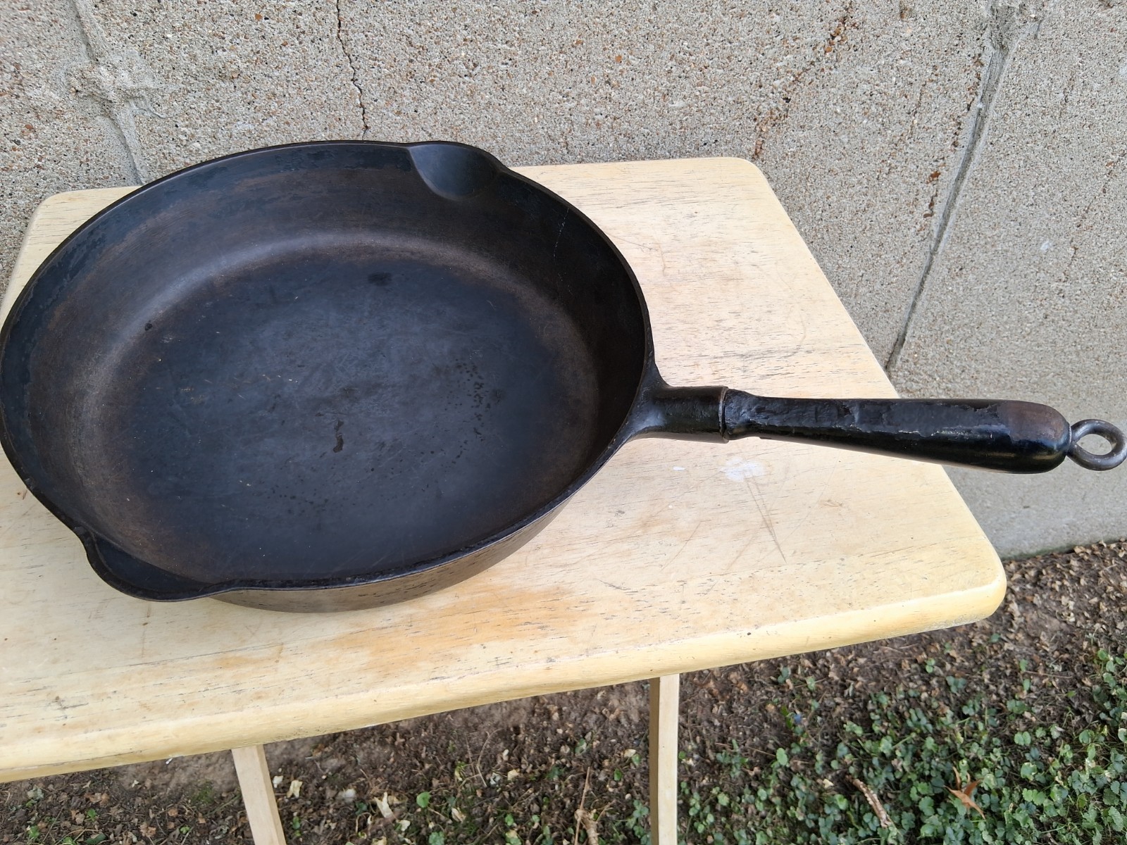 VINTAGE GRISWOLD ERIE No 9 CAST IRON SKILLET SLANT LOGO WOODEN HANDLE 723 FLAT VINTAGE GRISWOLD ERIE No 9 CAST IRON SKILLET SLANT LOGO WOODEN HANDLE 723 FLAT
