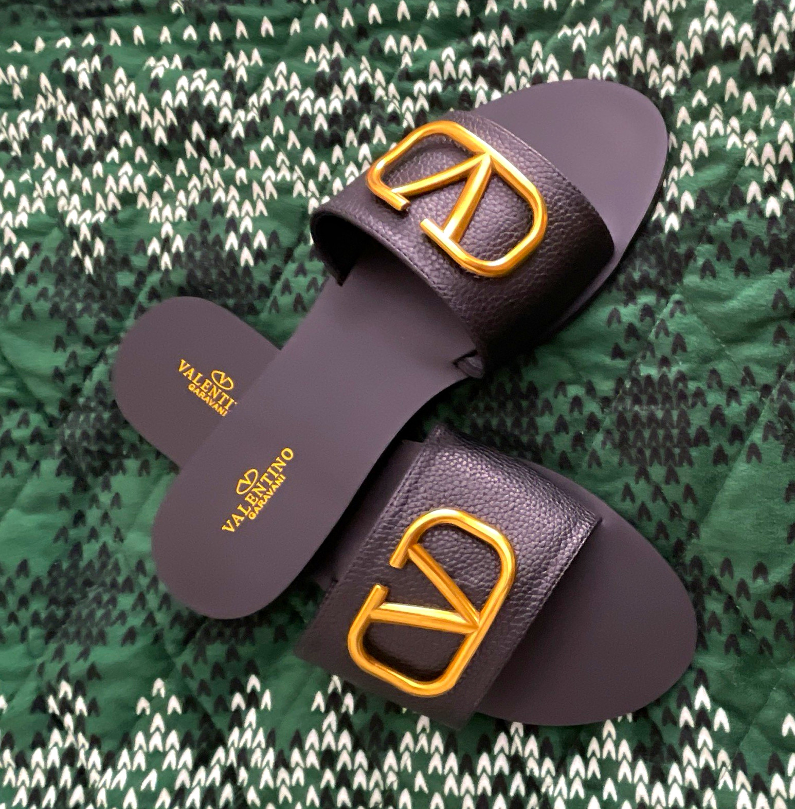 Valentino Garavani Women’s Leather Logo Slide Sandals Black/Gold Slip-On US 9 Valentino Garavani Women’s Leather Logo Slide Sandals Black/Gold Slip-On US 9
